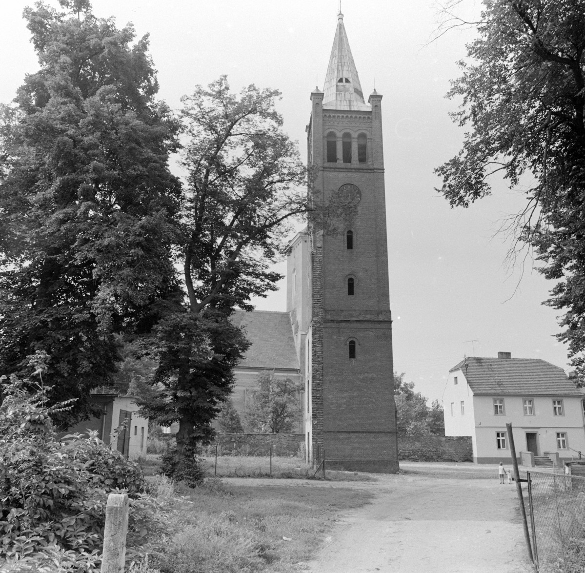 wieża dawnego kościoła ewangelickiego - widok od południa, skan 1