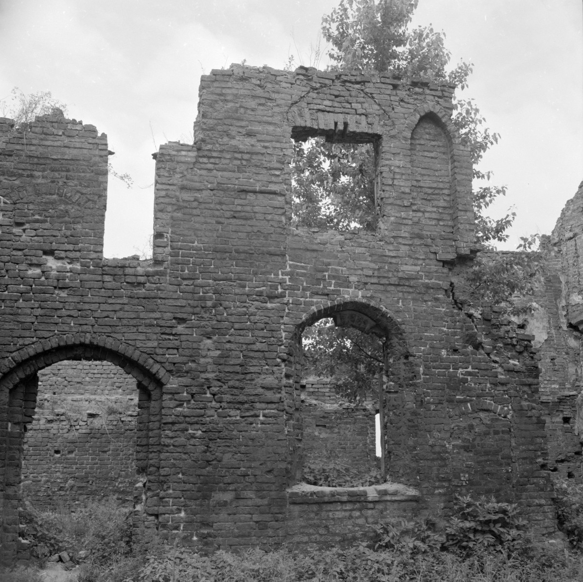zespół klasztorny dominikanów, kościół pw. Najświętszej Marii Panny, obecnie galeria sztuki EL - budynek zachodni, część zachodnia, fragment ściany od wschodu, skan 1
