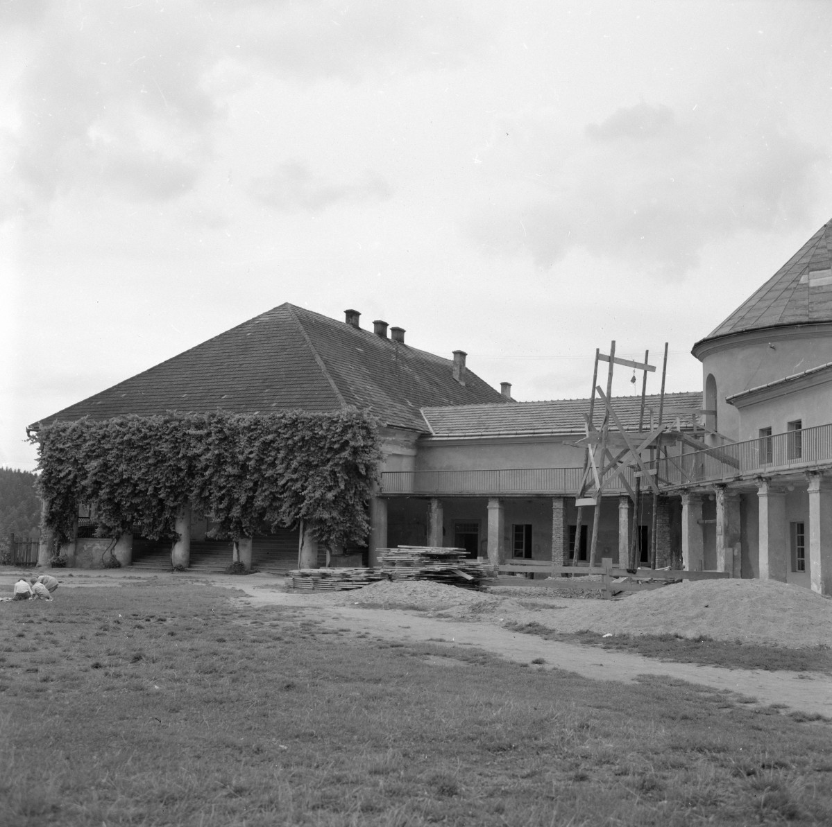 zamek Kmitów - elewacja, dziedziniec, skan 1