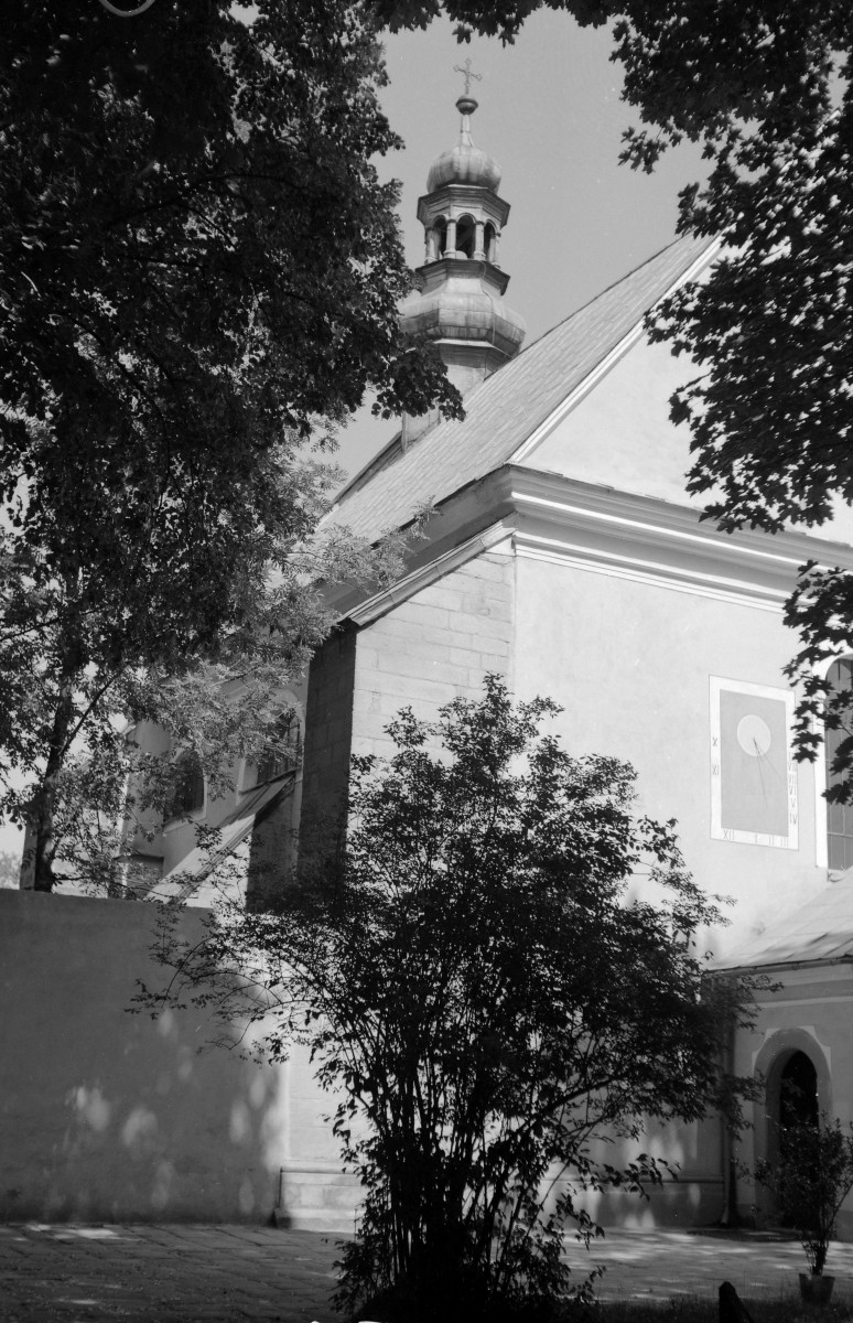 Zespół klasztorny reformatów - fasada kościoła klasztornego p.w. Matki Boskiej Anielskiej, skan 1