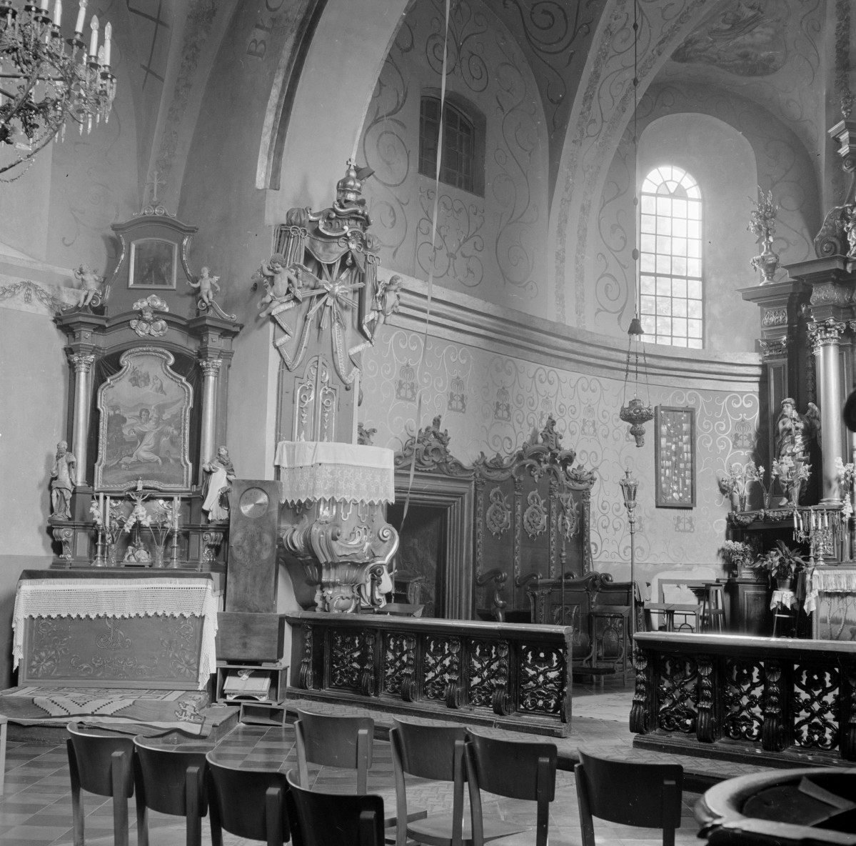 kościół pw. Nawiedzenia Matki Boskiej - wnętrze: ołtarz główny i ambona, skan 1