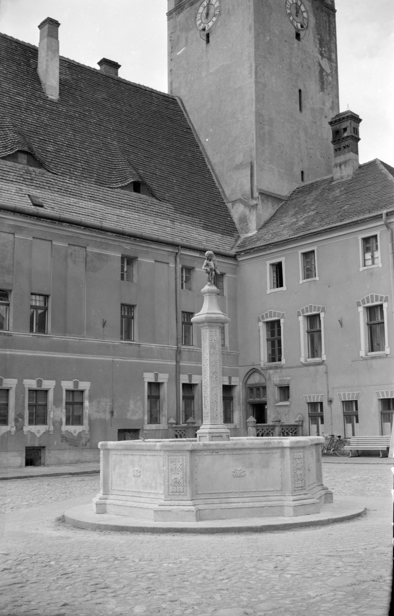 ratusz - studnia przed ratuszem, skan 1