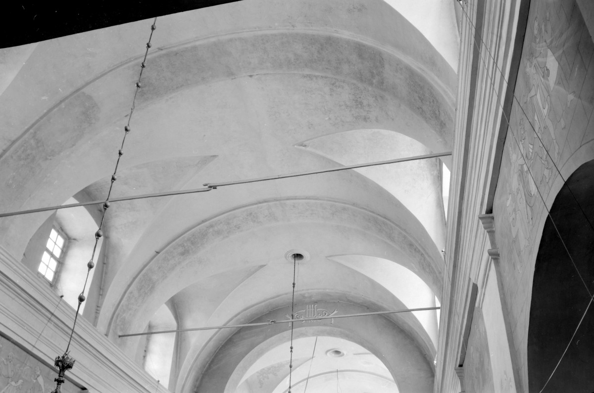 kościół pw. Narodzenia Najświętszej Maryi Panny i św. Michała Archanioła - wnętrze - nawa główna - sklepienie kolebkowe z lunetami, skan 1