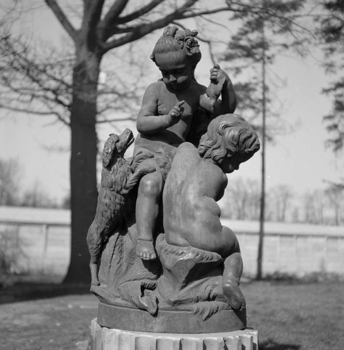 zamek - park angielski, rzeźba pomnik amorków, skan 1