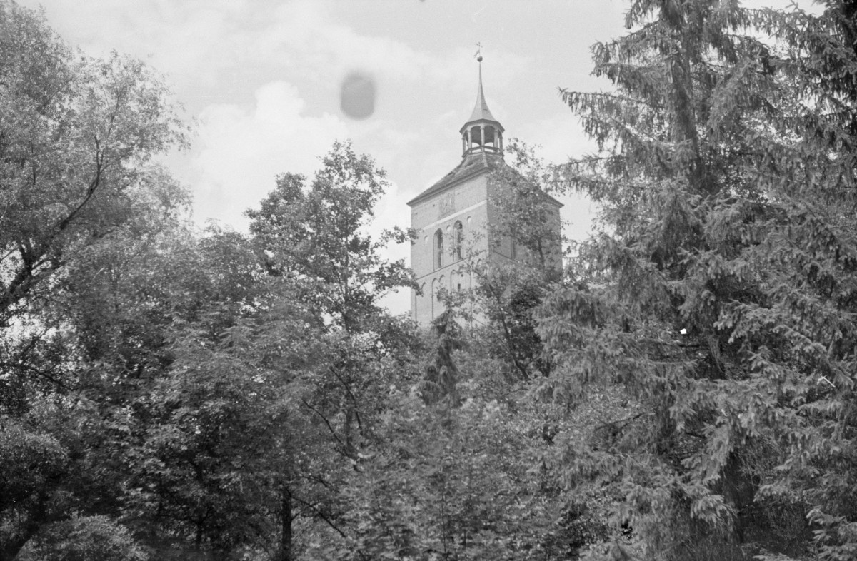kościół pw. św. Piotra i Pawła - widok na wieżę kościoła od strony parku miejskiego - fragment, skan 1
