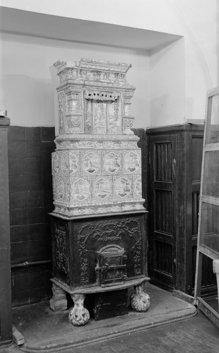 Ratusz - wnętrze: piec kaflowy nr. 2, w podziemiu, detale. Malowane kafle., skan 1