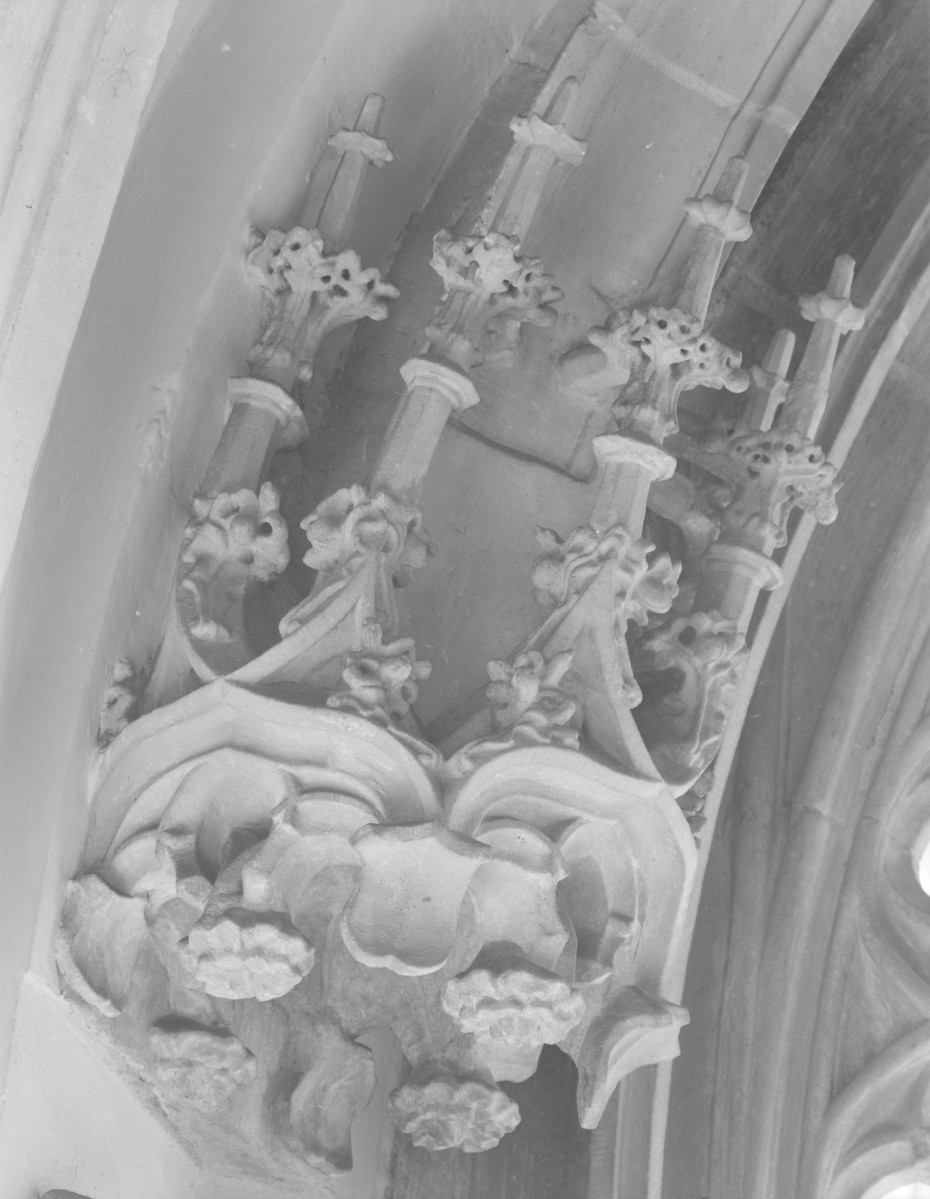 Stary Ratusz - baldachim nad figurą giermka, skan 1