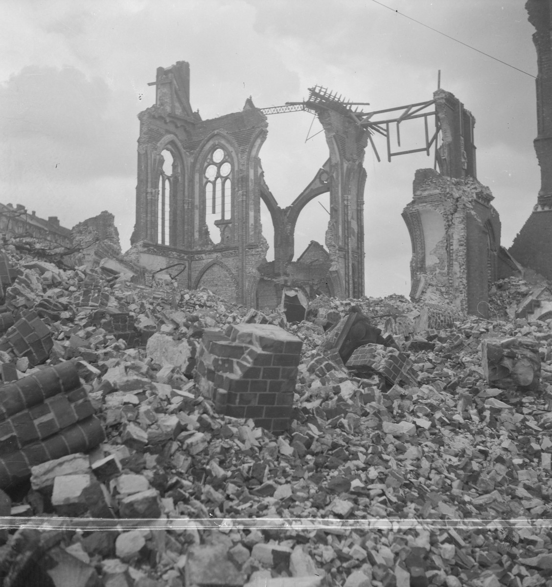 Kościół św. Michała Archanioła. Gotycka, ceglana świątynia po niemal całkowitym zniszczeniu: zachowały się fragmenty wysokich ścian z ostrołukowymi oknami, resztki maswerków. Dach i większa część nawy już nie istnieją, wnętrze jest otwarte, a pomiędzy ocalałymi partiami murów wiszą poszarpane elementy konstrukcji. , skan 1