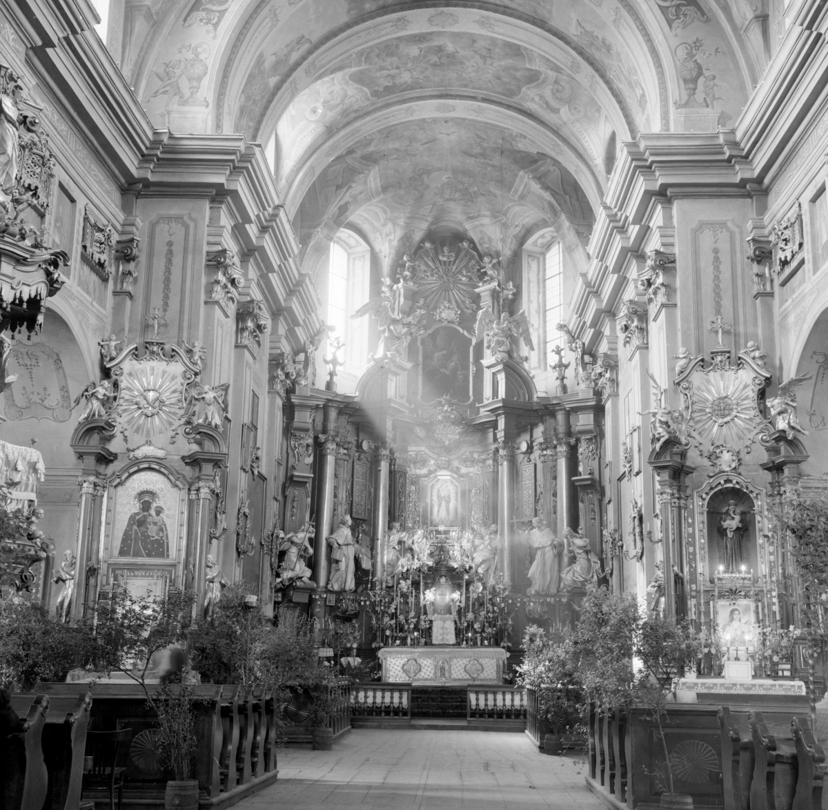 kościół pw. św. Marii Magdaleny - wnętrze: widok na ołtarz główny, skan 1