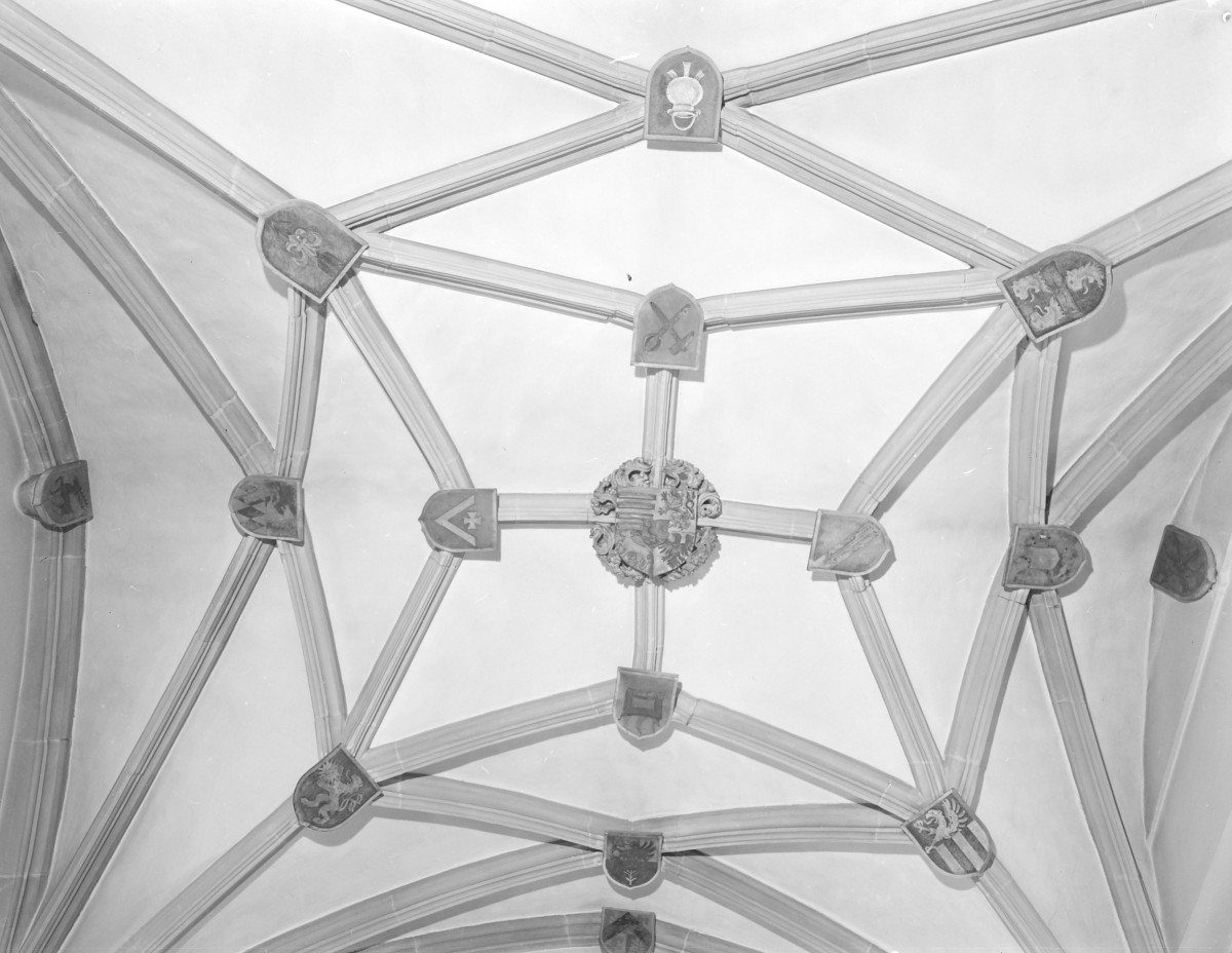 Stary Ratusz - wnętrze: wykusz narożny i sklepienie z herbem Władysława Jagiellończyka, skan 1