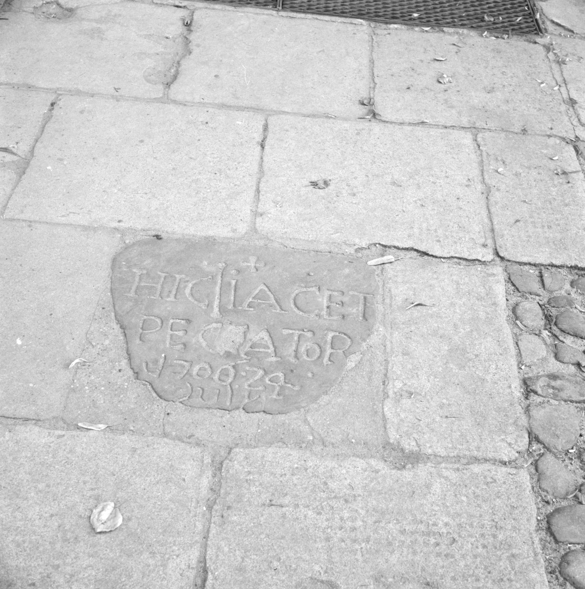 kościół św. Józefa i św. Piotra - tablica nagrobka w ogrodzie kościelnym, skan 1