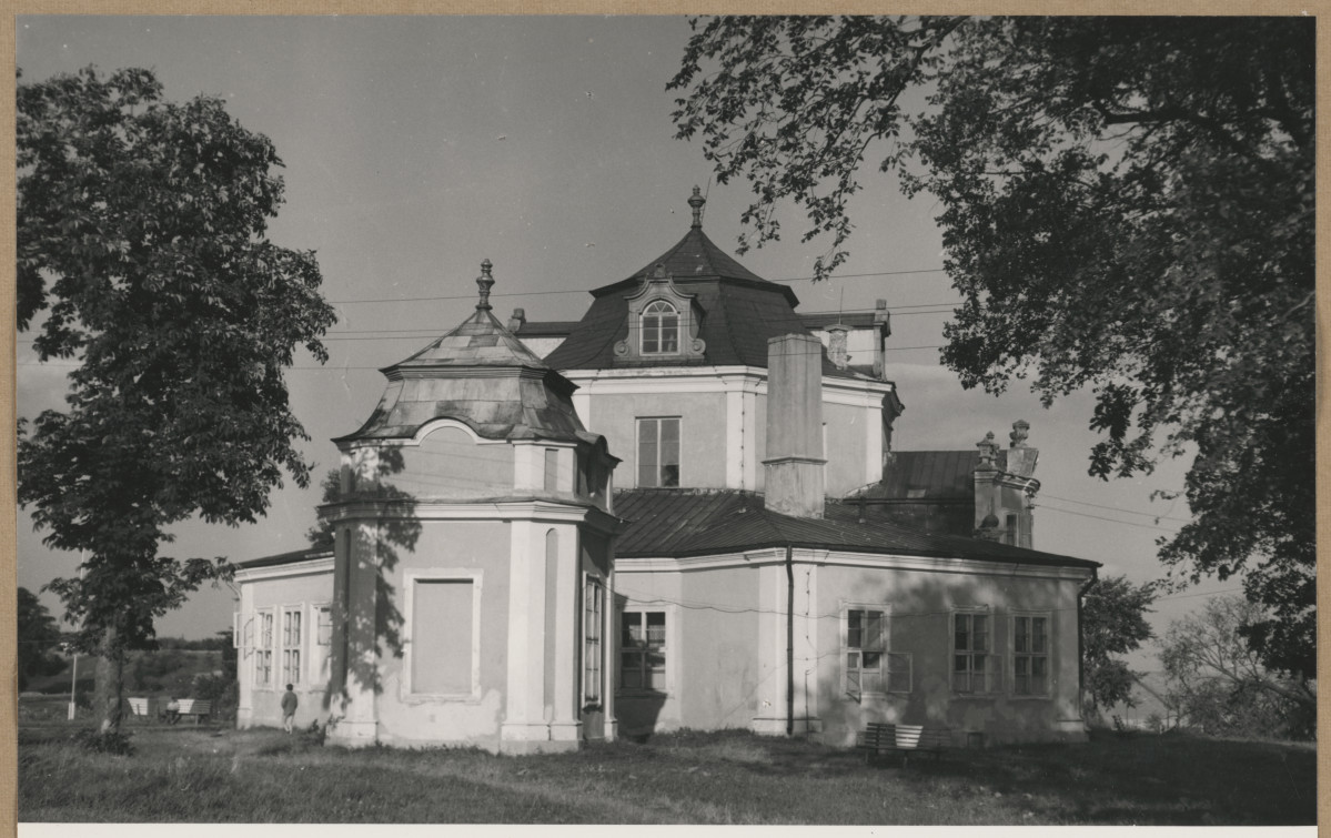 Zespół pałacowy - widok pałacu i pawilonu od  strony zach. , skan 1