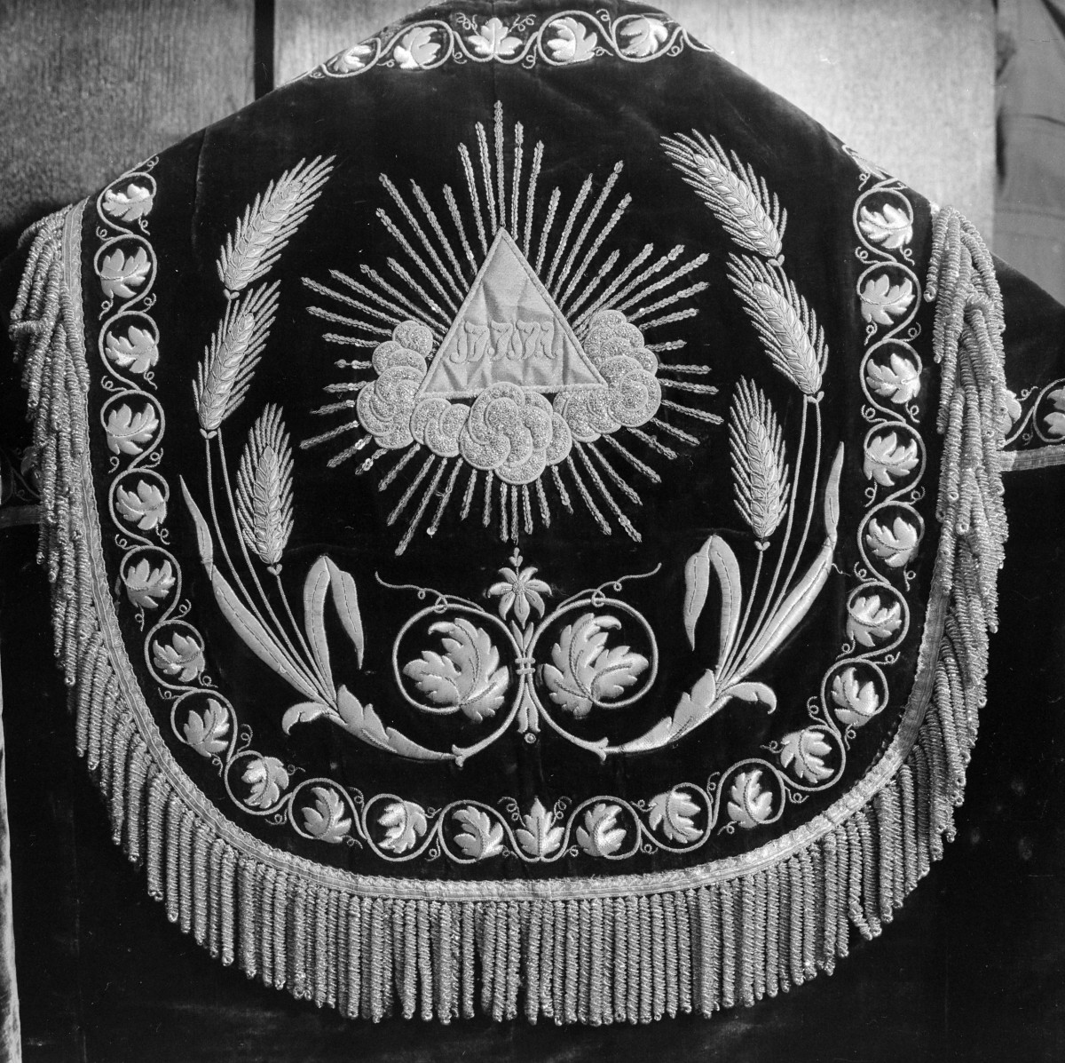 Skarbiec Katedralny - Kapa. Haft Polski ok. XIX. Kaptur, detale., skan 1