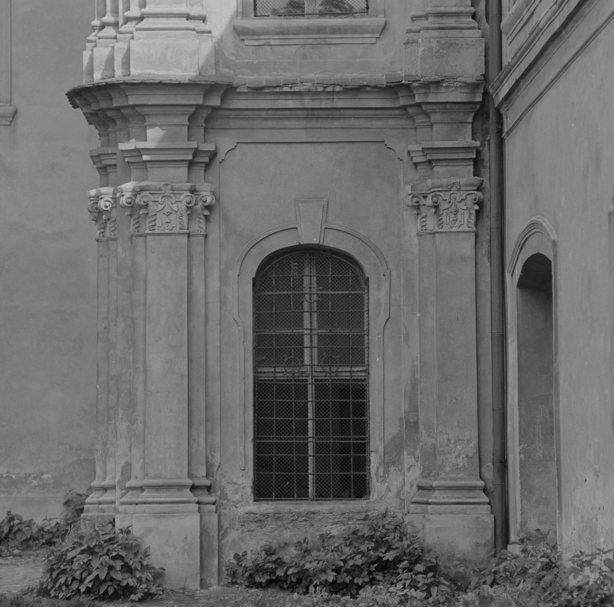 zamek Oppersdorffów - zamek dolny - dziedziniec - skrzydło południowe - kaplica - fragment elewacji , skan 1
