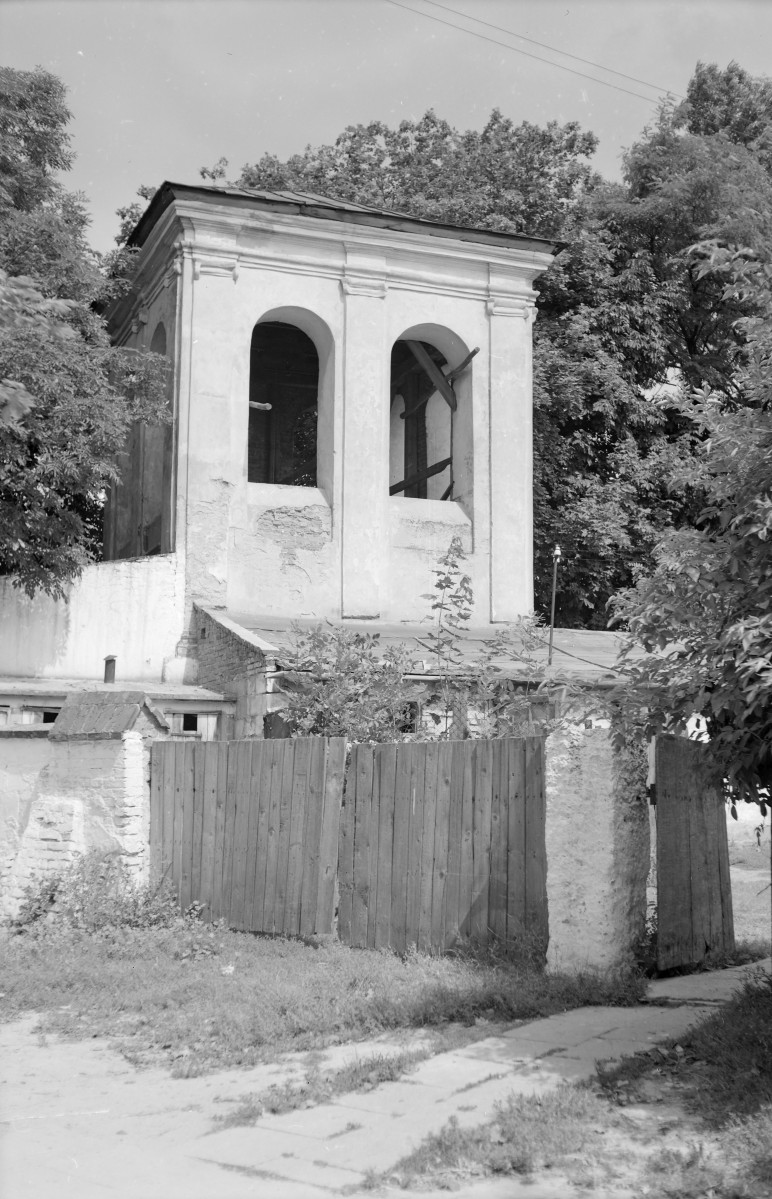 kościół pw. Narodzenia Najświętszej Maryi Panny i św. Michała Archanioła - dzwonnica przykościelna - elewacja, skan 1