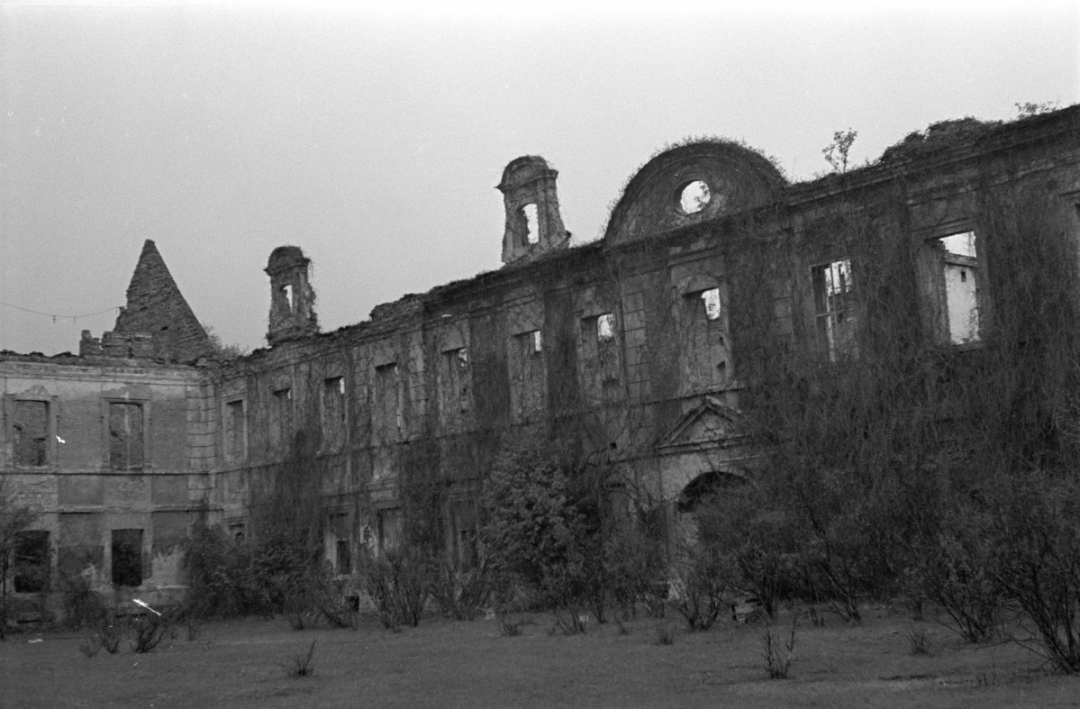 zamek Karolat - skrzydło zachodnie (nowy dom) - widok od dziedzińca, skan 1
