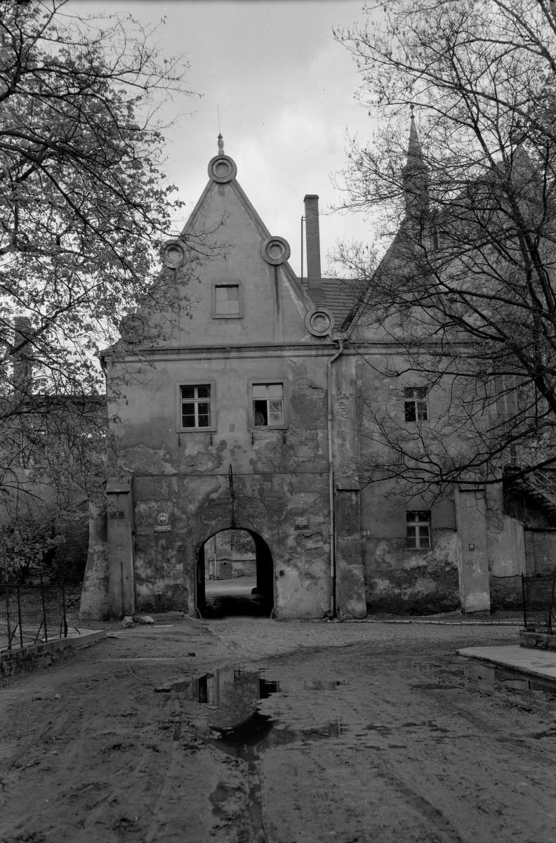 zamek Książąt Raciborskich - budynek bramny - elewacja frontowa, skan 1