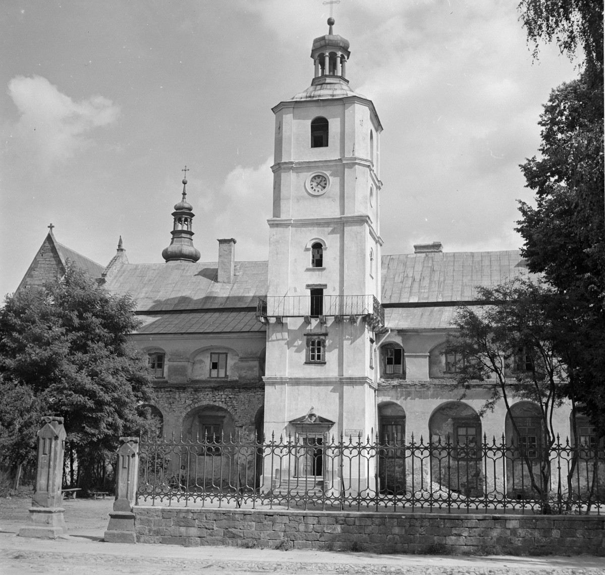 klasztorny cystersów - elewacja od strony zach. i wieża, skan 1