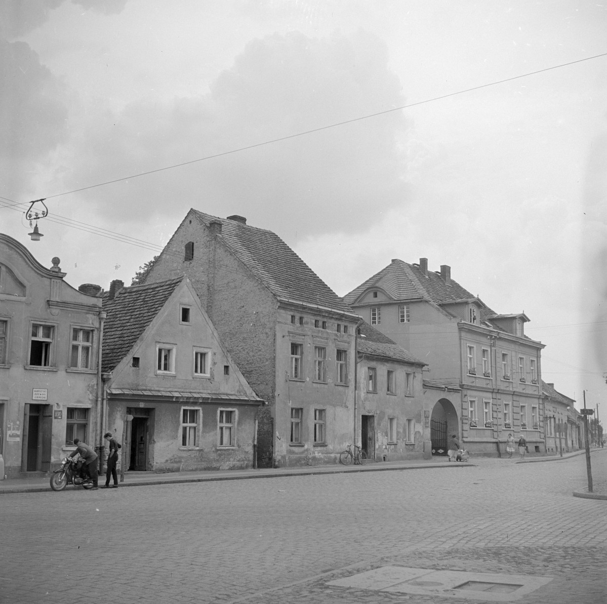 kamienice - elewacje frontowe, szczyt, ulica, skan 1