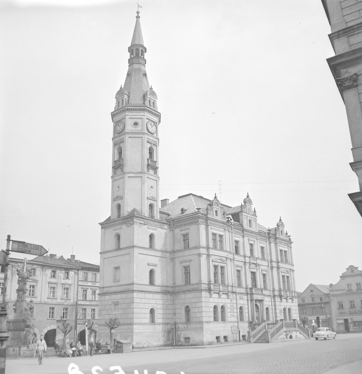 ratusz miejski - elewacja frontowa, skan 1