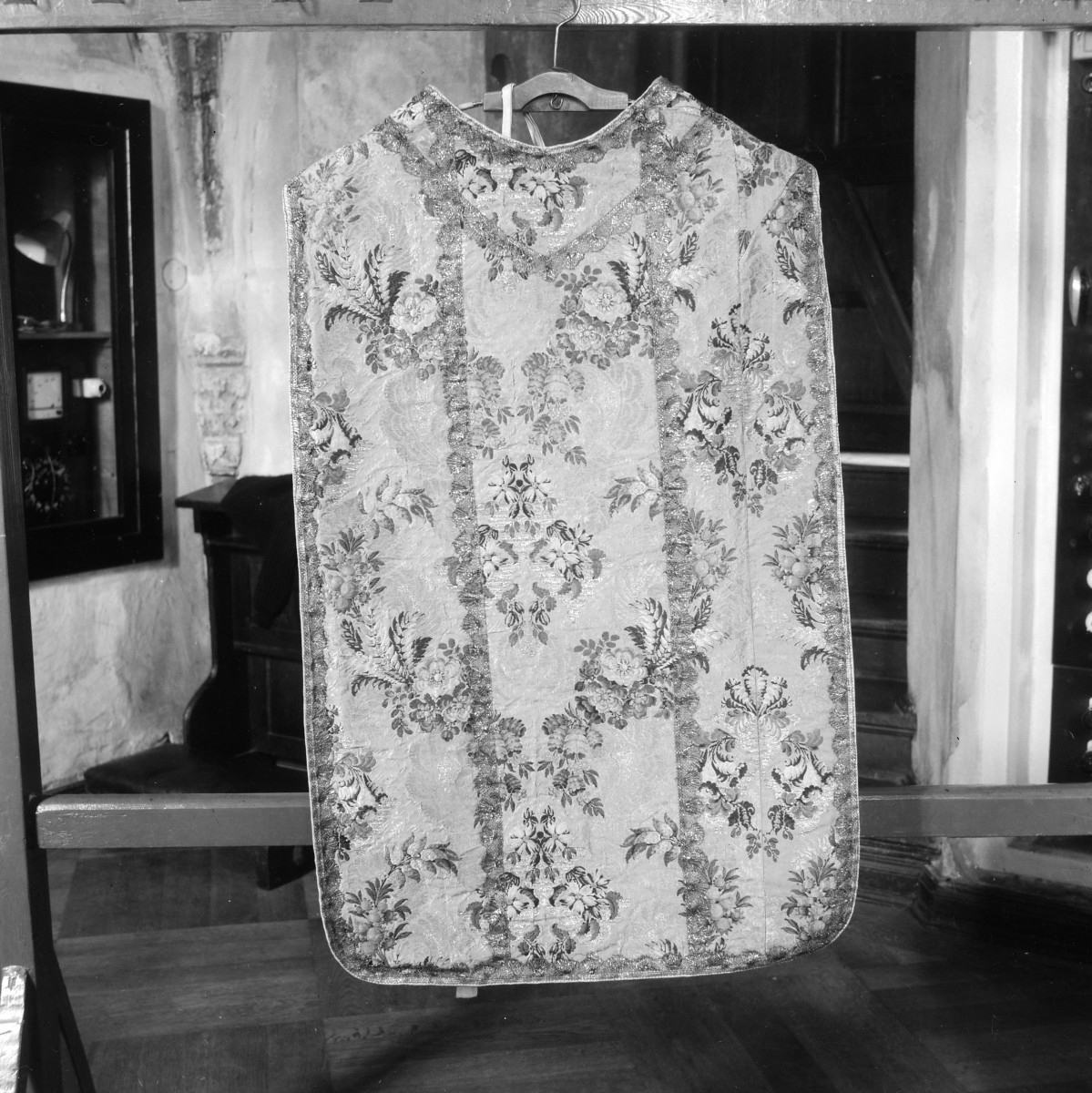 kościół pw. Wniebowzięcia Najświętszej Maryi Panny - zbiory - ornat z XVIII w., skan 1