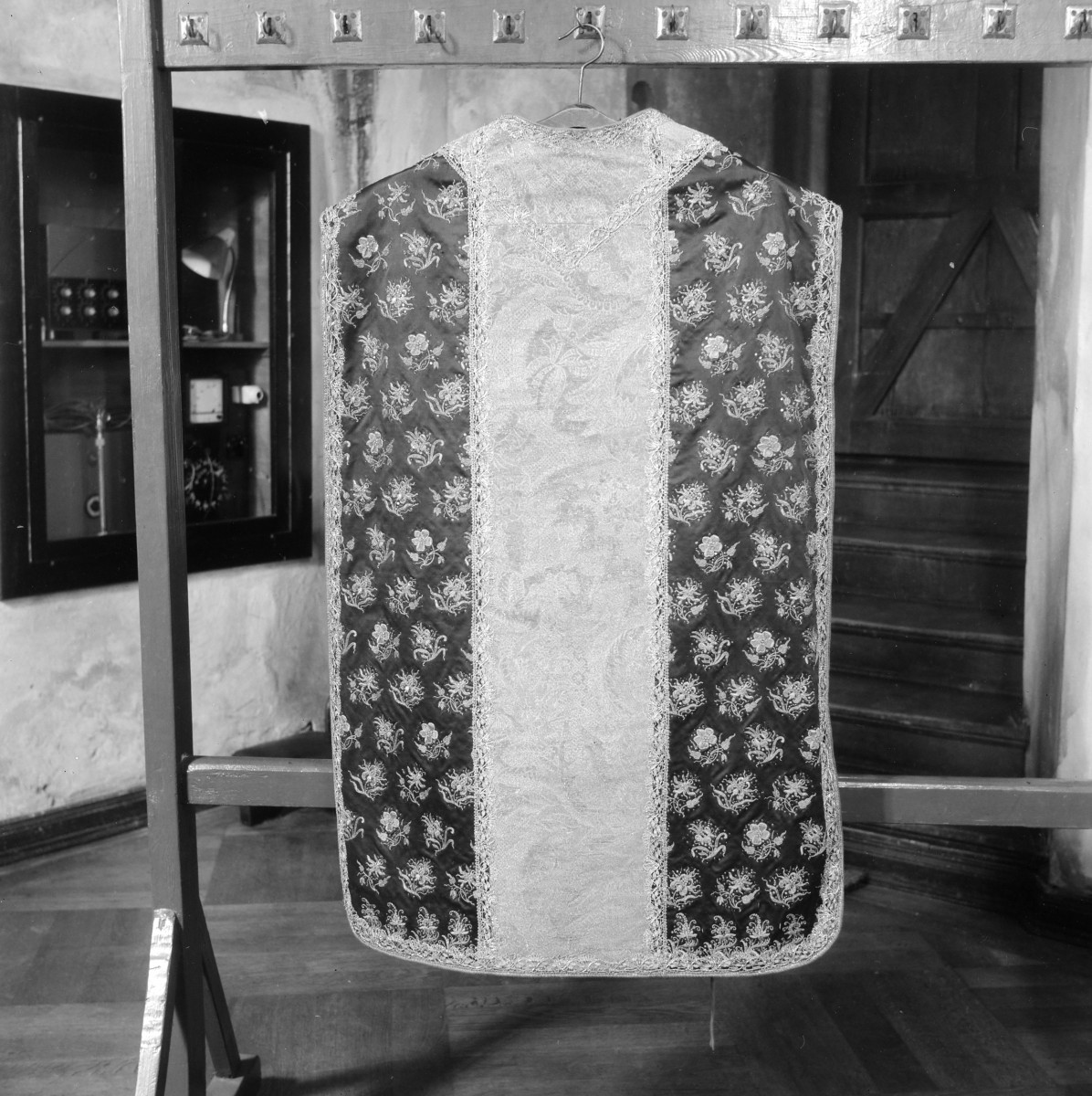 kościół pw. Wniebowzięcia Najświętszej Maryi Panny - zbiory - ornat z XVII / XVIII w., skan 1