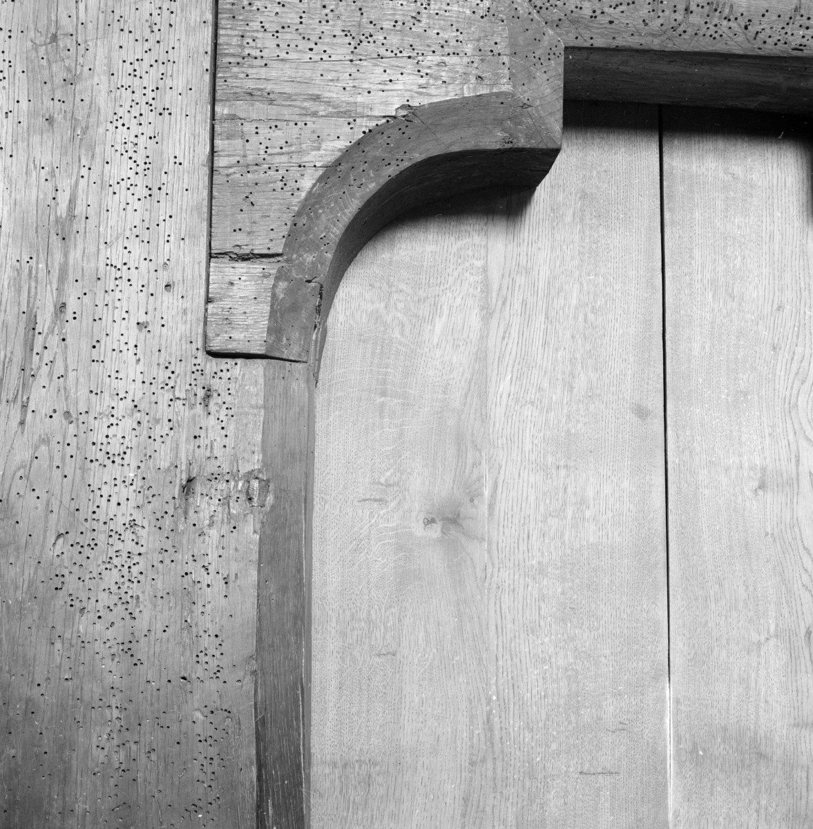kościół św. Wawrzyńca - wnętrze, portal do zakrysti, skan 1