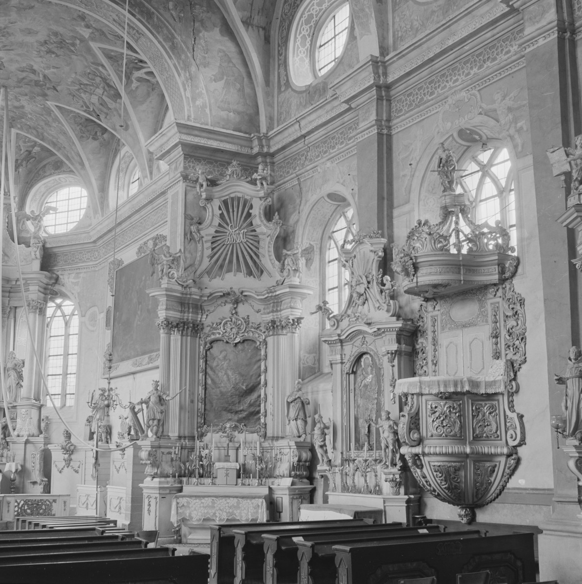 klasztor Franciszkanów - wnętrze, ambona, ołtarze boczne, skan 1