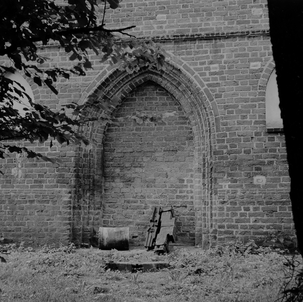 Bazyliki Wniebowzięcia NMP - zamurowany portal w transepcie, archiwolta, skan 1