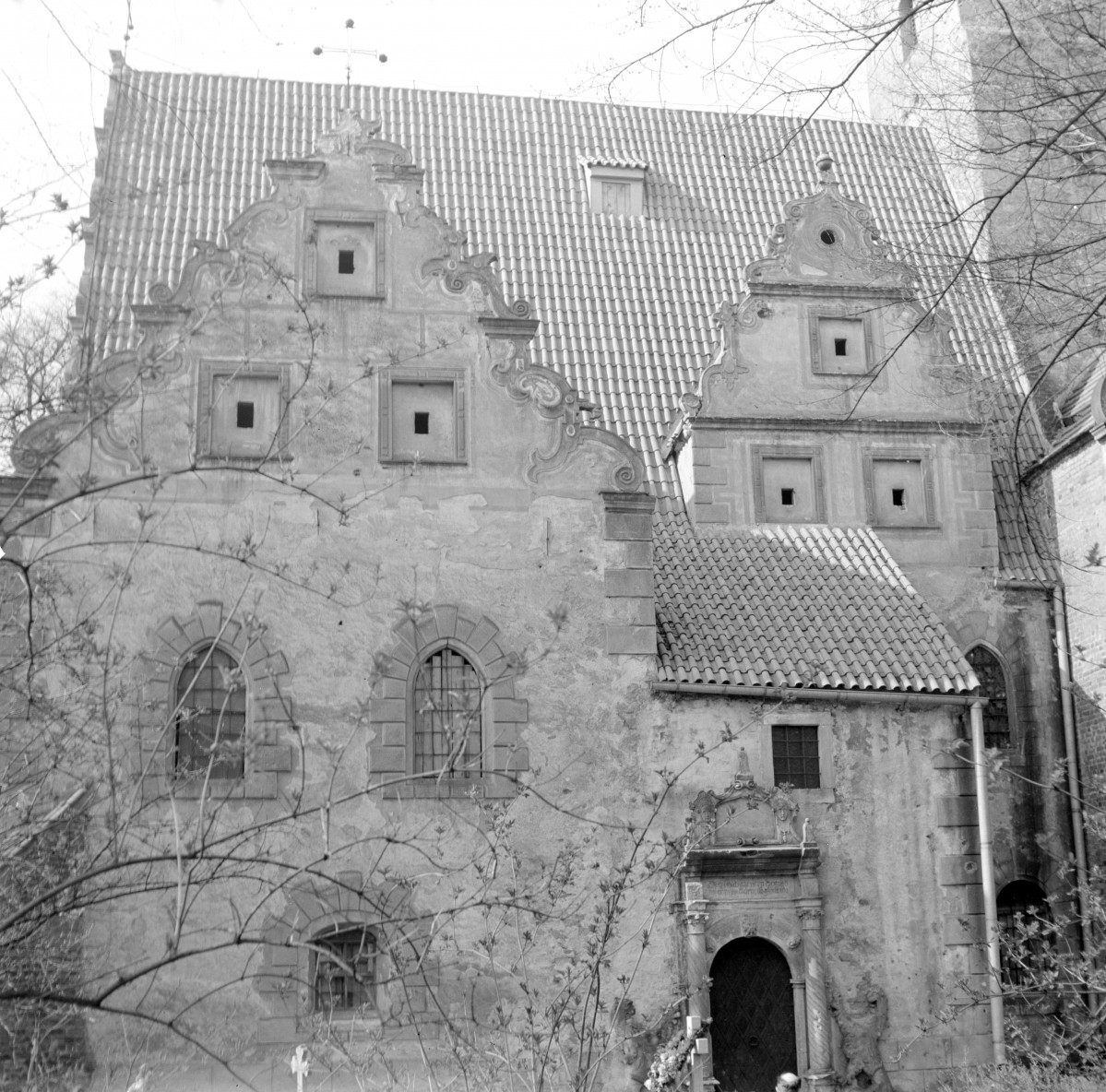 kościół Świętej Trójcy - widok ogólny, elewacja szczytowa, skan 1