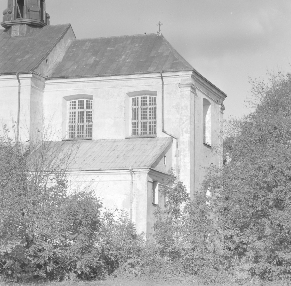 Kościół św. Józefa Oblubieńca i św. Antoniego z Padwy - prostokątna część prezbiterium zakończona ścianą szczytową z gzymsem koronującym. Do prezbiterium przylega niższa przybudówka (prawdopodobnie zakrystia) z własnym daszkiem pulpitowym., skan 1