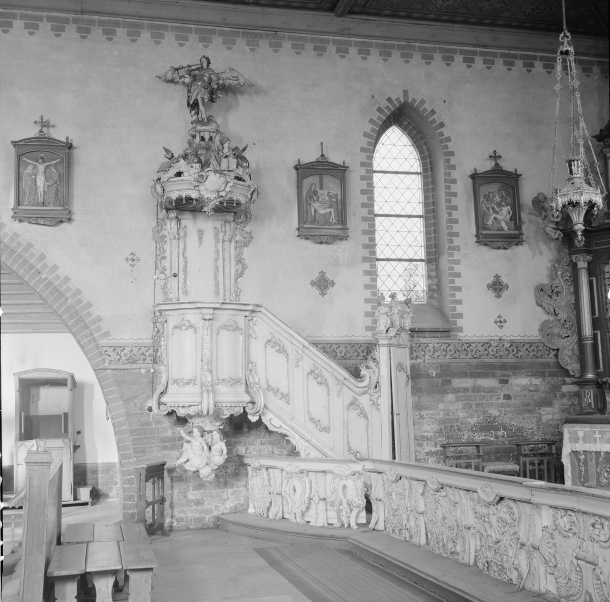 kościół Bożego Ciała - wnętrze: ambona, okno lancetowe,, skan 1