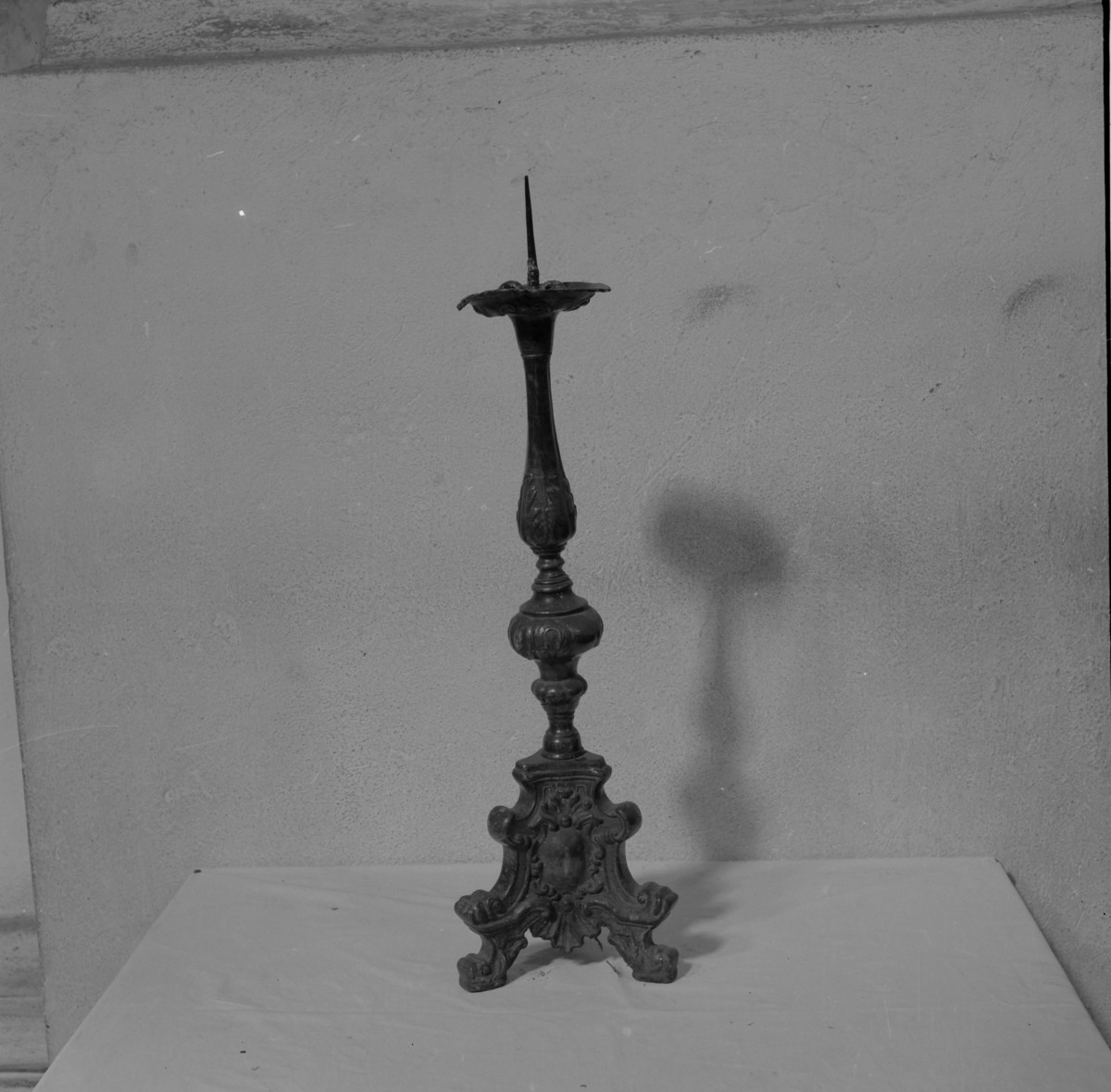 Bazyliki Wniebowzięcia NMP - wnętrze: lichtarz cynowy z XVIII wieku, skan 1