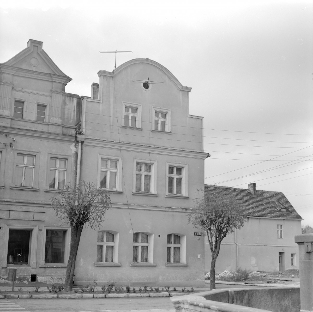 Kamienica - elewacja frontowa barokowo-klasycystyczna. Górna część ozdobiona dekorem rokoko. Attyka w części górnej. , skan 1