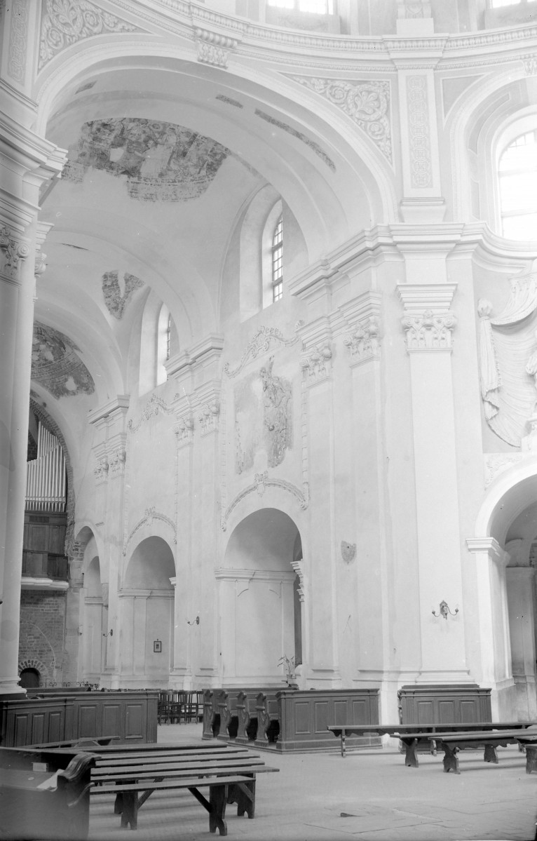 Bazylika Wniebowzięcia NMP i św. Michała Archanioła - wnętrze: nawa główna i fragment prospektu organowego., skan 1