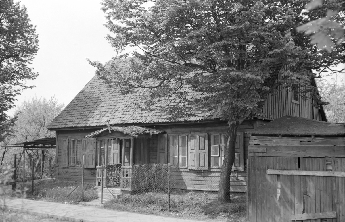 drewniany budynek mieszkalny - elewacja frontowa, skan 1