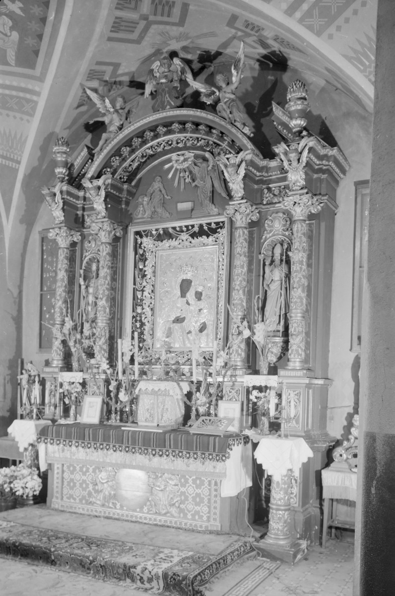 kościół oo. Karmelitów pw. św.św. Katarzyny i Barbary - wnętrze: ołtarz boczny Matki Boskiej, skan 1