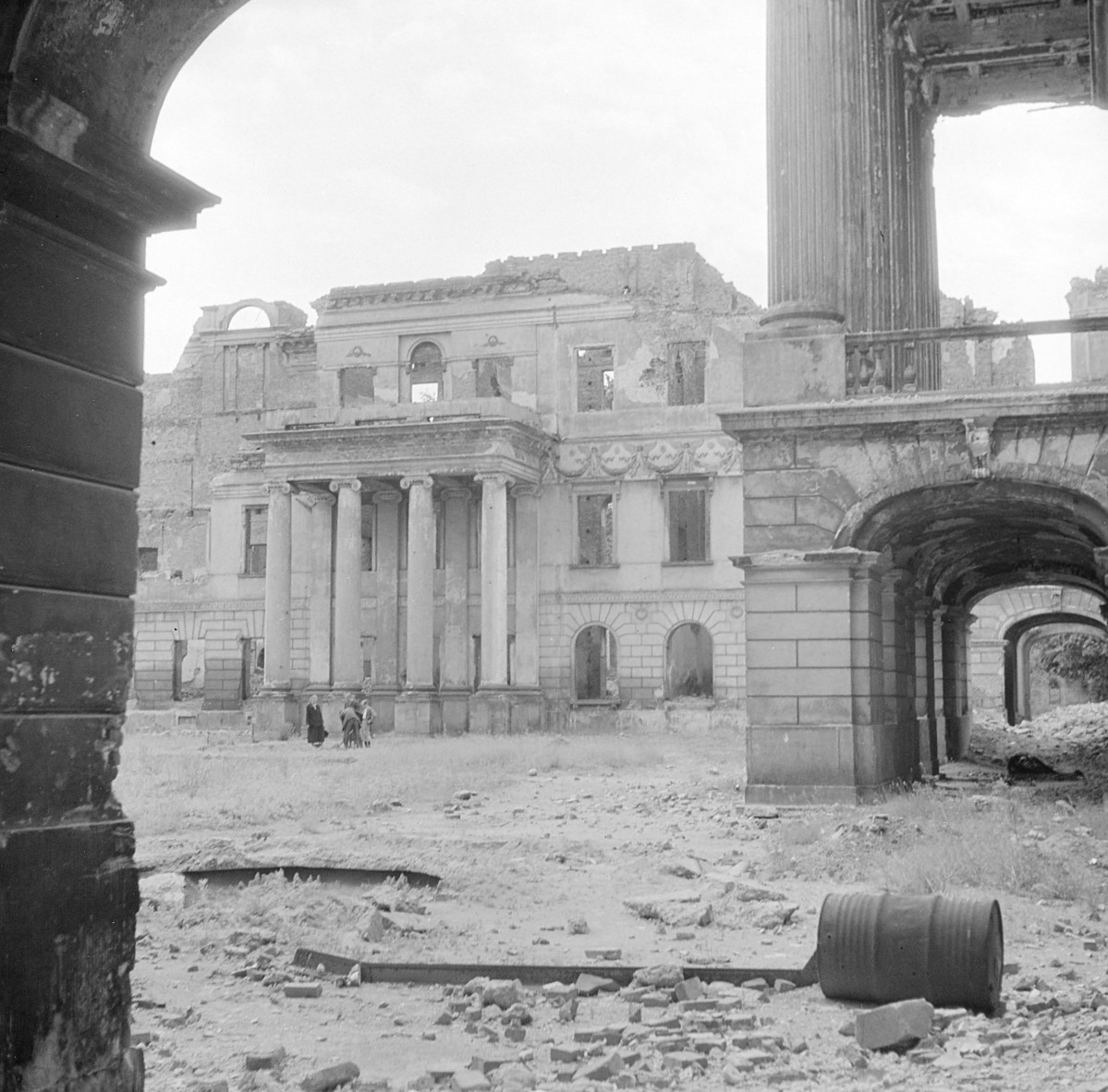 Pałac Komisji Rządowej Przychodów i Skarbu - lewe skrzydło pałacu z kolumnami jońskimi oraz fragment portyku głównego korpusu budynku. Zniszczenia., skan 1