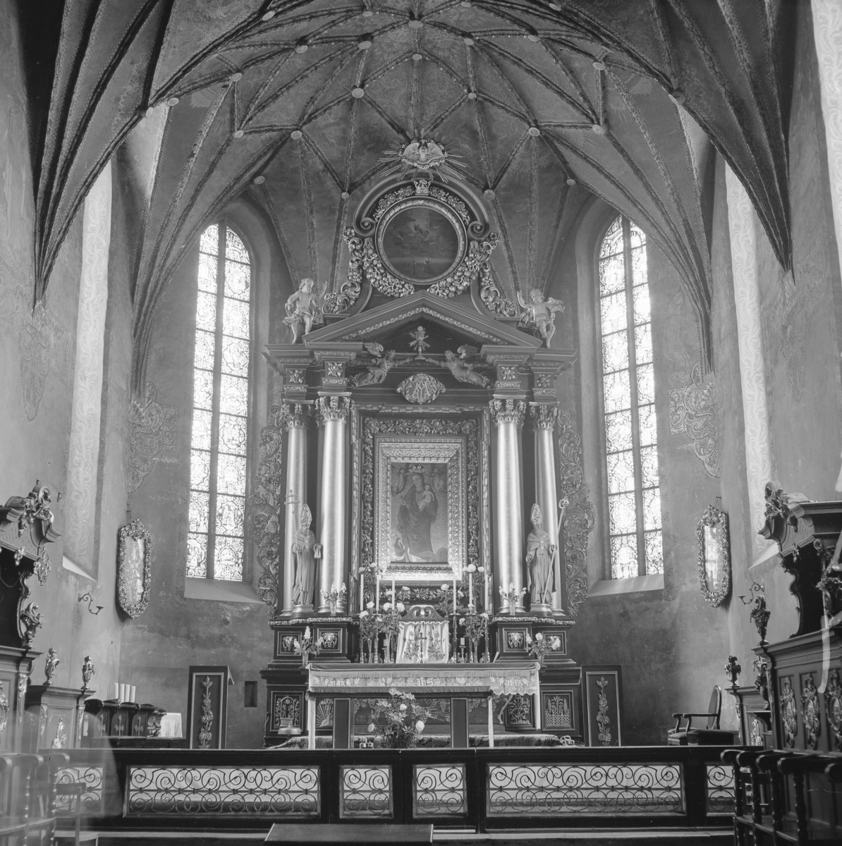 Katedra św. Marcina i Mikołaja - wnętrze: polichromowany, barokowy ołtarz główny. Antypedium. Sklepienie gwiaździste., skan 1