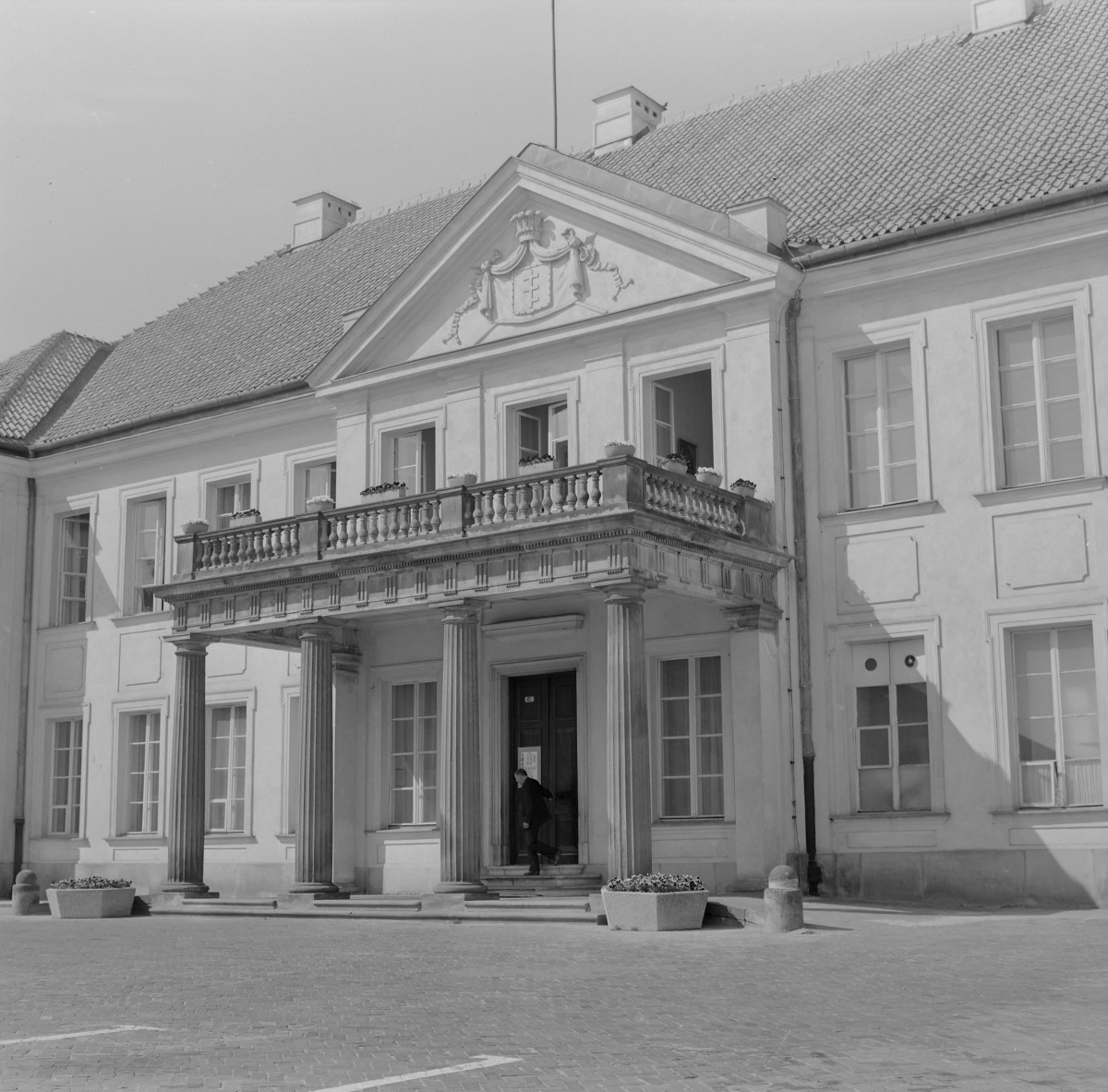 Pałac Potockich - portal wejściowy, skan 1