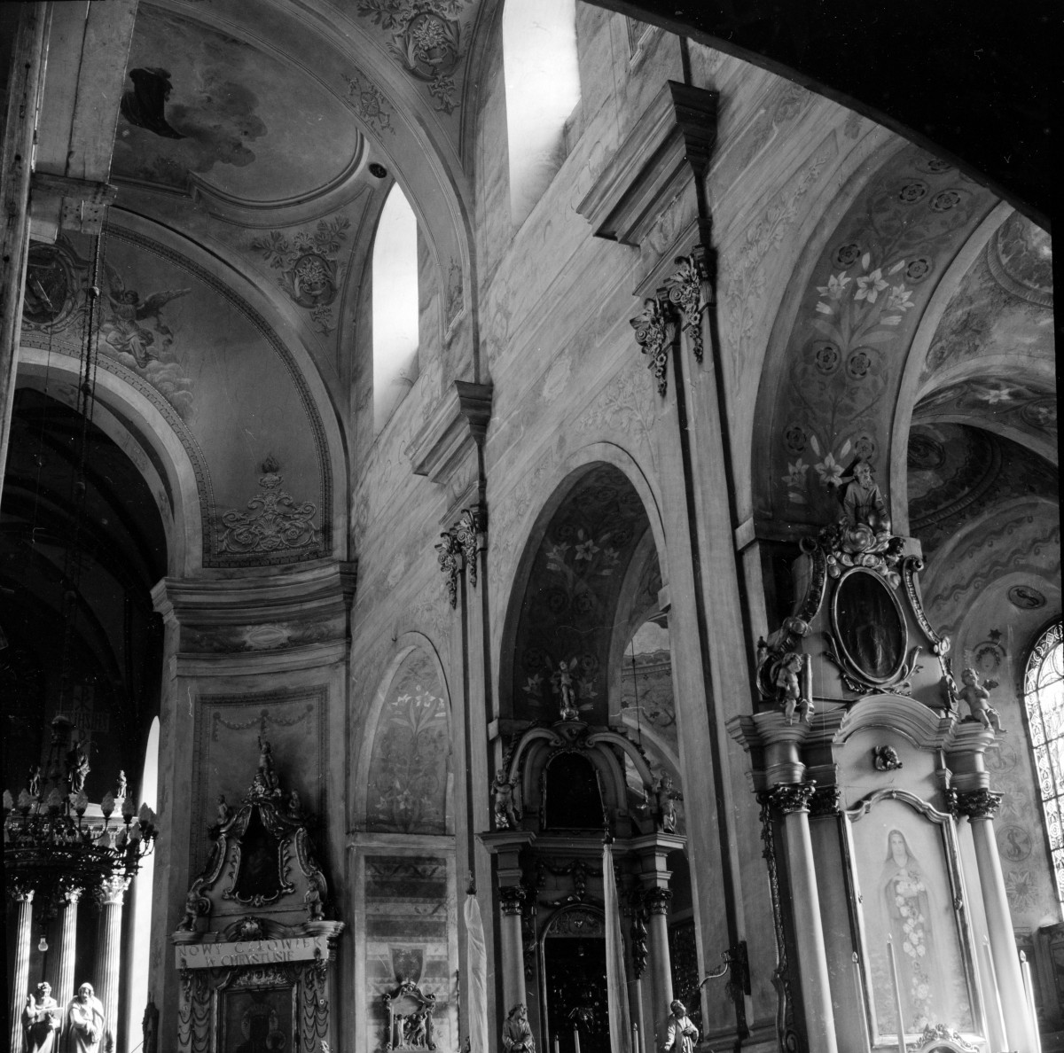 bazylika kolegiacka Wniebowzięcia - wnętrze, fragment nawy głównej, skan 1