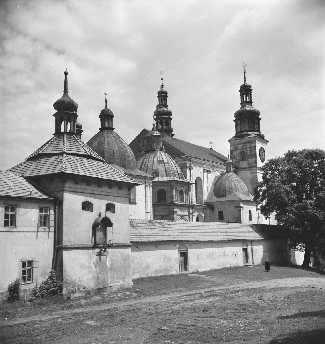 zespół klasztorny Bernardynów - kościół pw. Matki Boskiej Anielskiej - widok od południowego - zachodu, skan 1