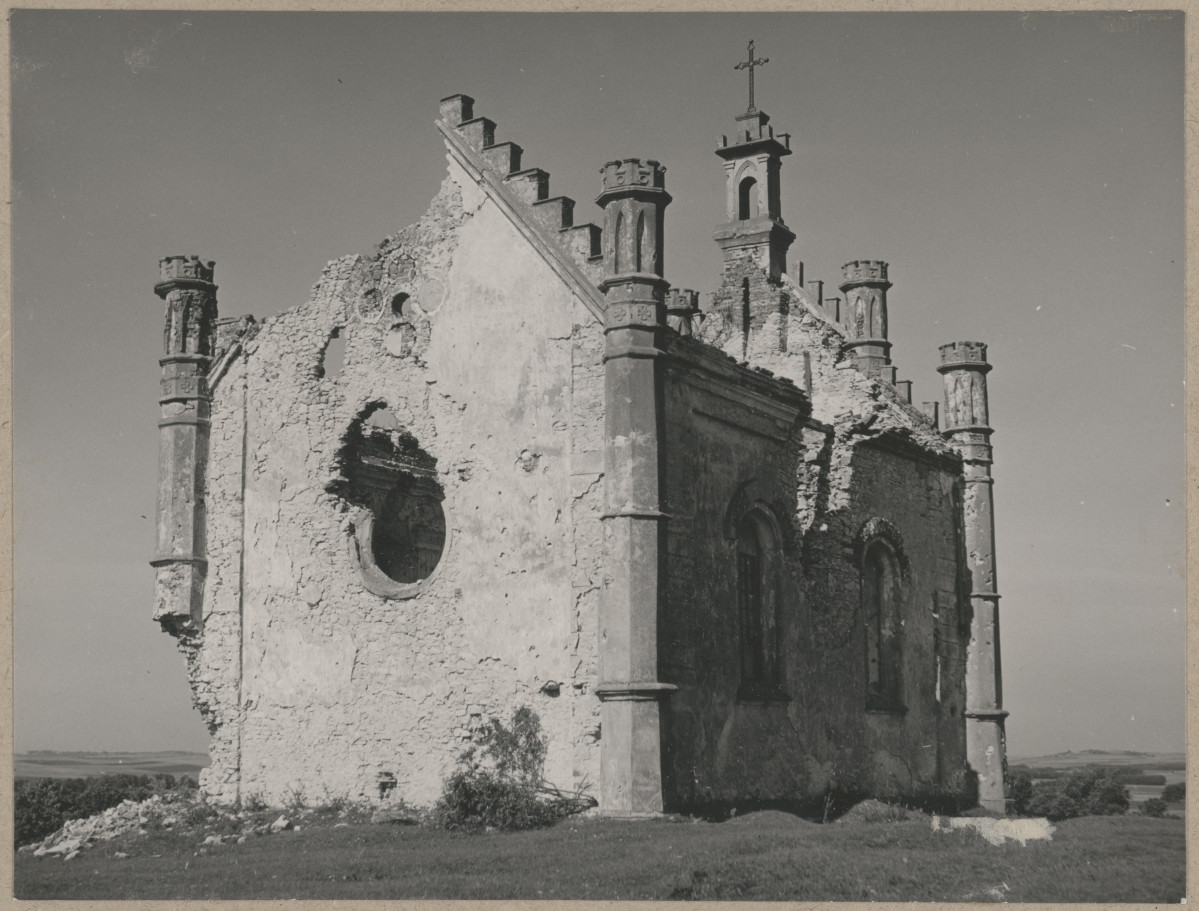 Kaplica w d. zespole dworskim - widok ogólny ruin

, skan 1