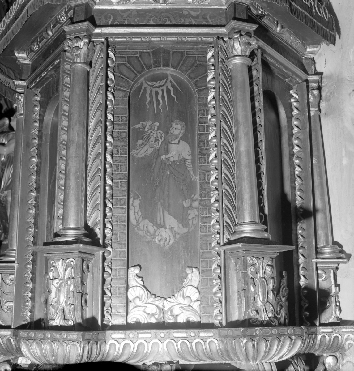 Kościół św. Jan Chrzciciela i św. Jana Ewangelisty - wnętrz: fragment zdobienia ambony, polichromia., skan 1