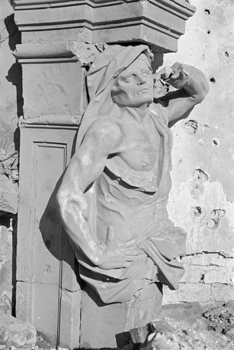 Ruiny sanktuarium M. B. Łaskawej. Fragment nagrobka Jana Tarły., skan 1