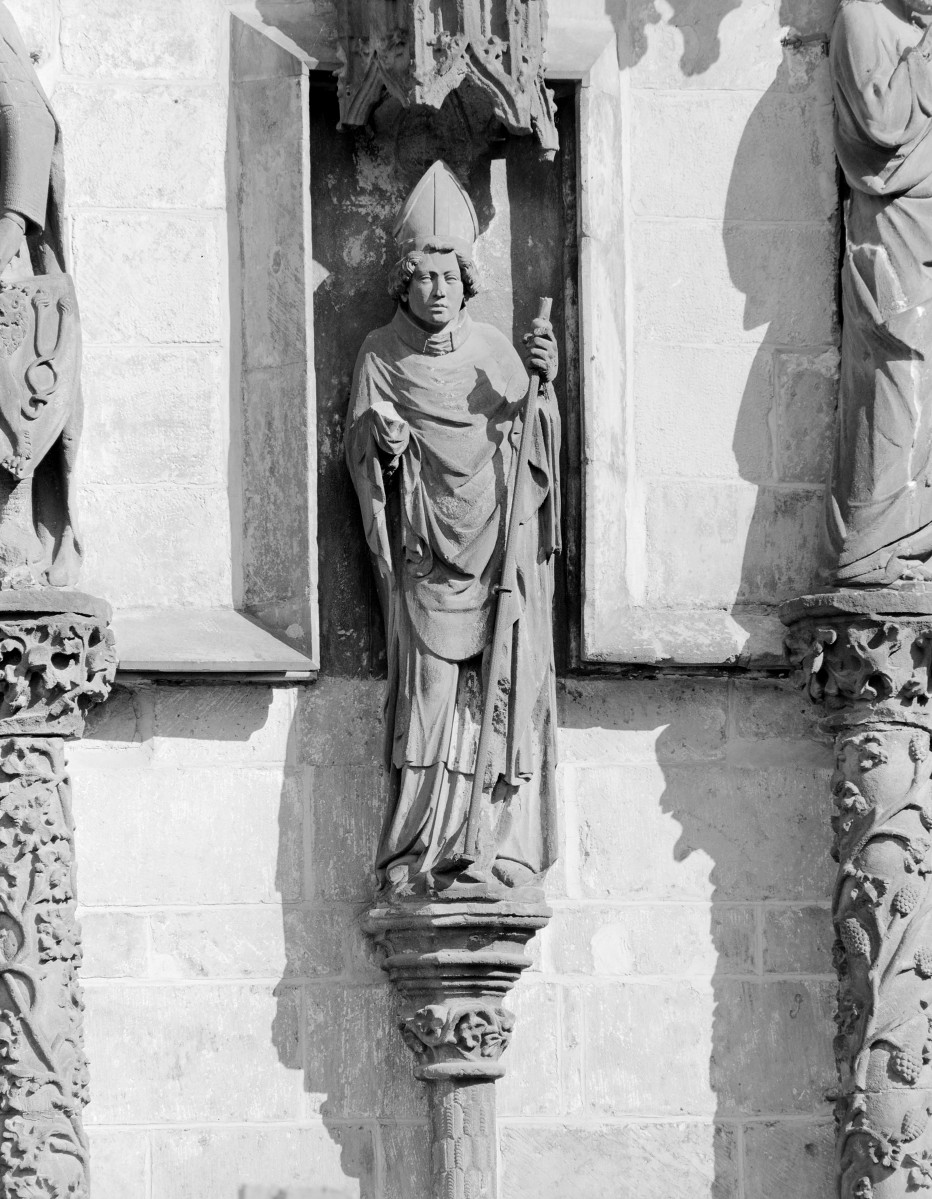 Katedra pw. św. Jana Chrzciciela - portyk zachodni, figura świętego na wsporniku., skan 1