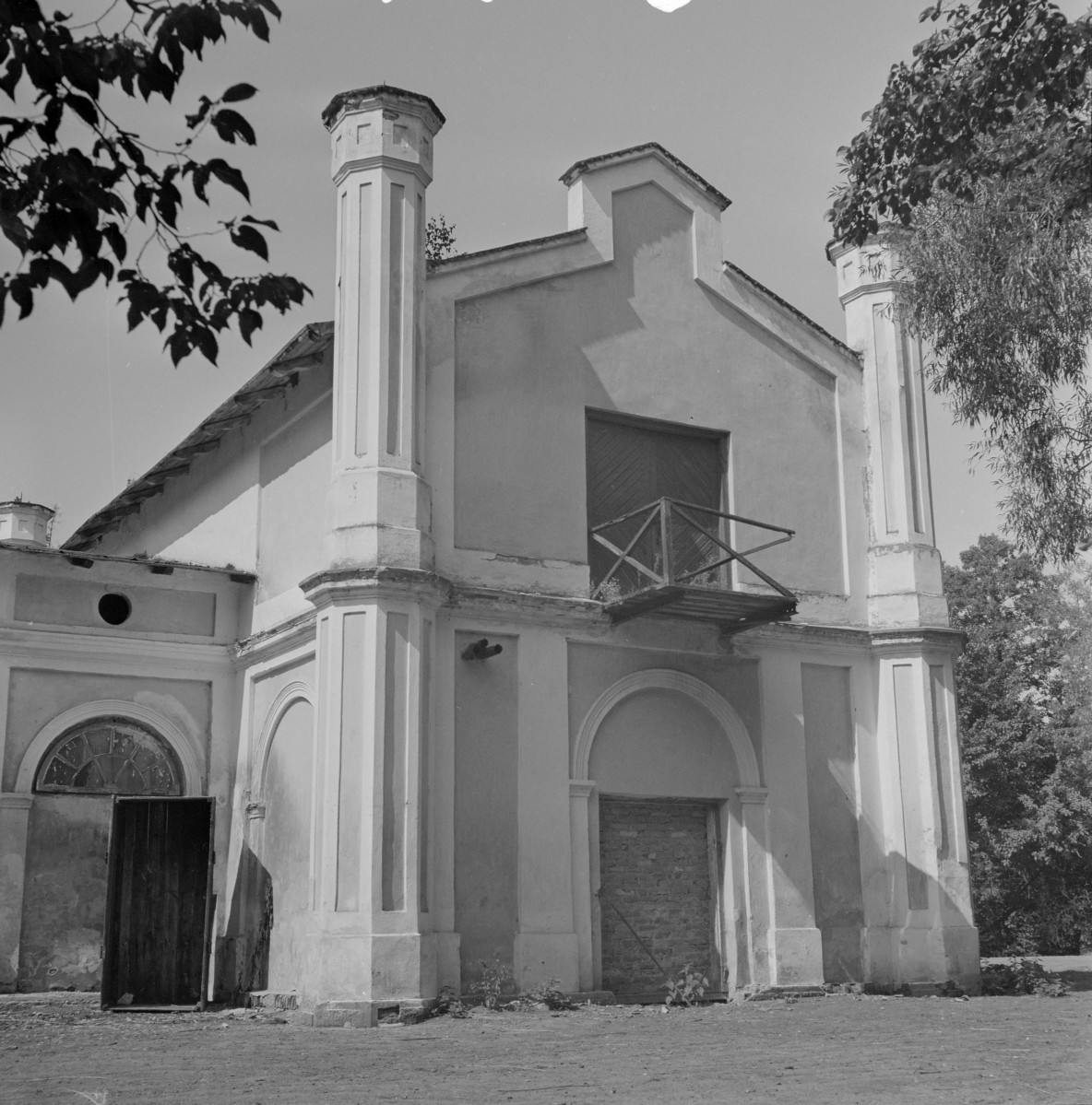 stajnia dworska, P.G.R. - fragment elewacji, skan 1