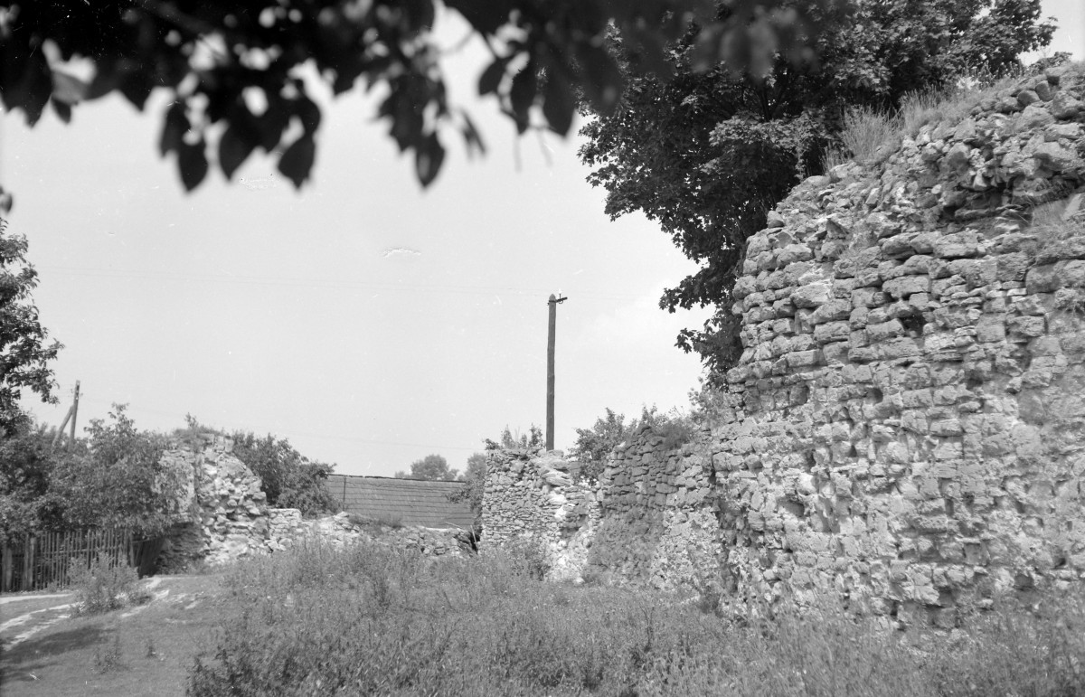brama opatowska - reszta murów, skan 1