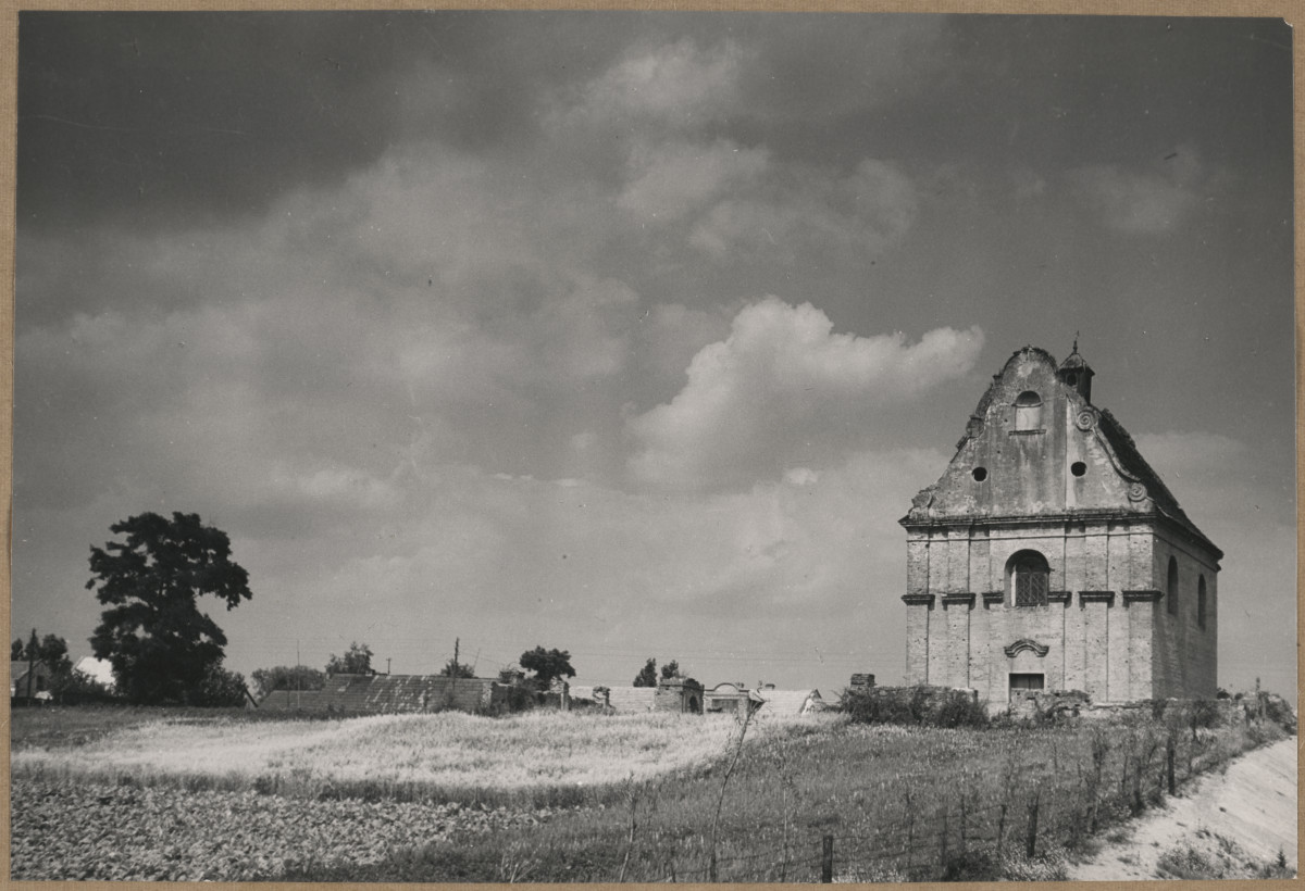 Kościół klasztorny - widok ogólny od strony płd. - zach., skan 1