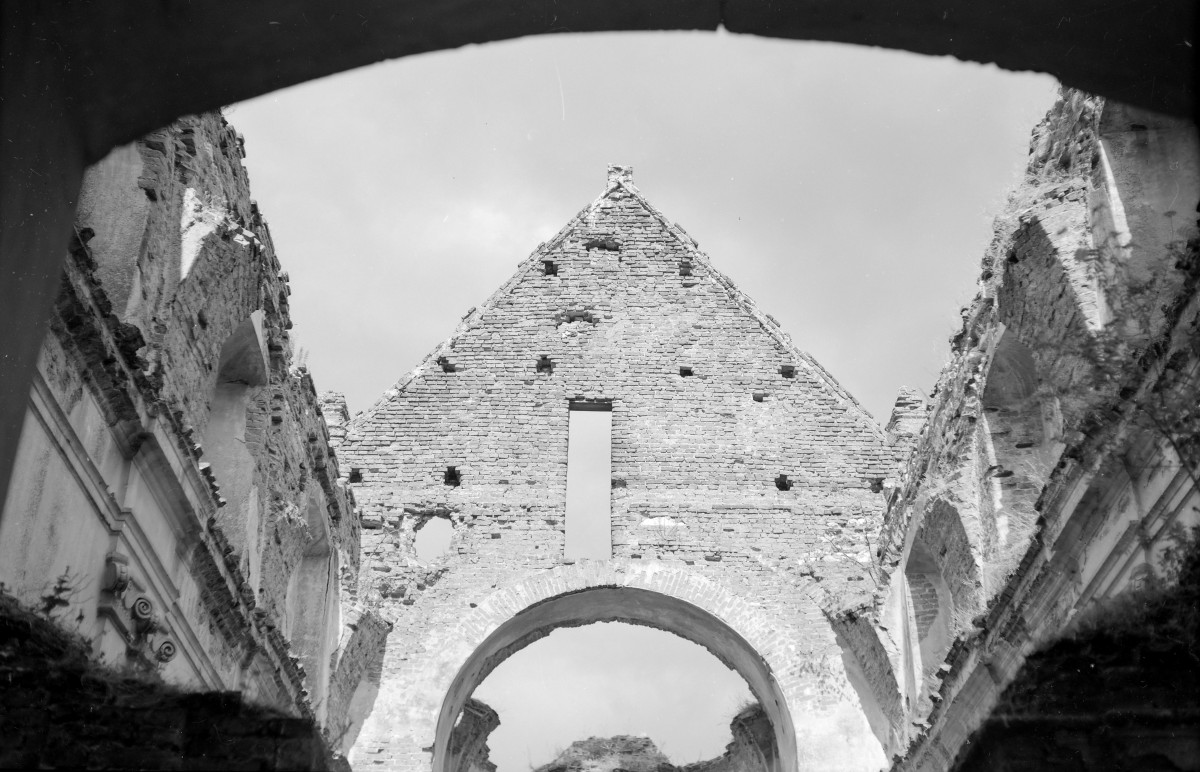Kościół Matki Boskiej Loretańskiej - wnętrze ruin, ściana tęczowa nawy głównej, skan 1